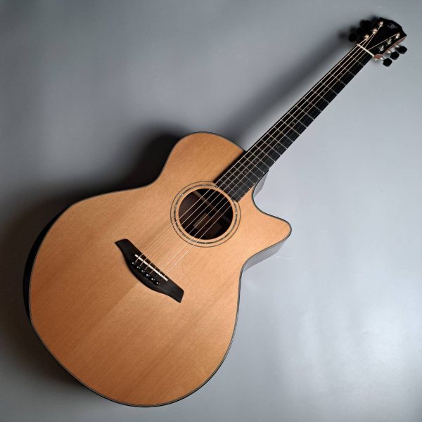 Yellow Deluxe Gc-CR<br />
￥440,000(税込)<br />
ボディコンターを搭載してより弾きやすいYellowDeluxeシリーズ！フィンガーピッキングからストロークまで幅広く対応！