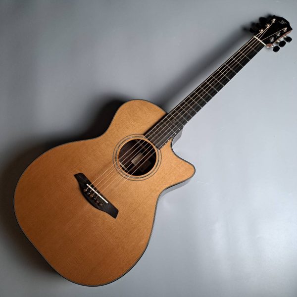 Yellow OMc-CR<br />
￥385,000(税込)<br />
フィンガーピッキングに最適なOMボディのカッタウェイ付き！シダートップの豊かな生音を体感してください！2本展示！選定できます！