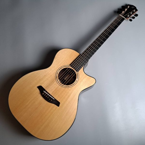 Yellow OMc-SR<br />
￥385,000(税込)<br />
フィンガーピッキングにオススメのOMタイプカッタウェイ付き！スプルーストップのフォルヒの音の良さを体感してください！