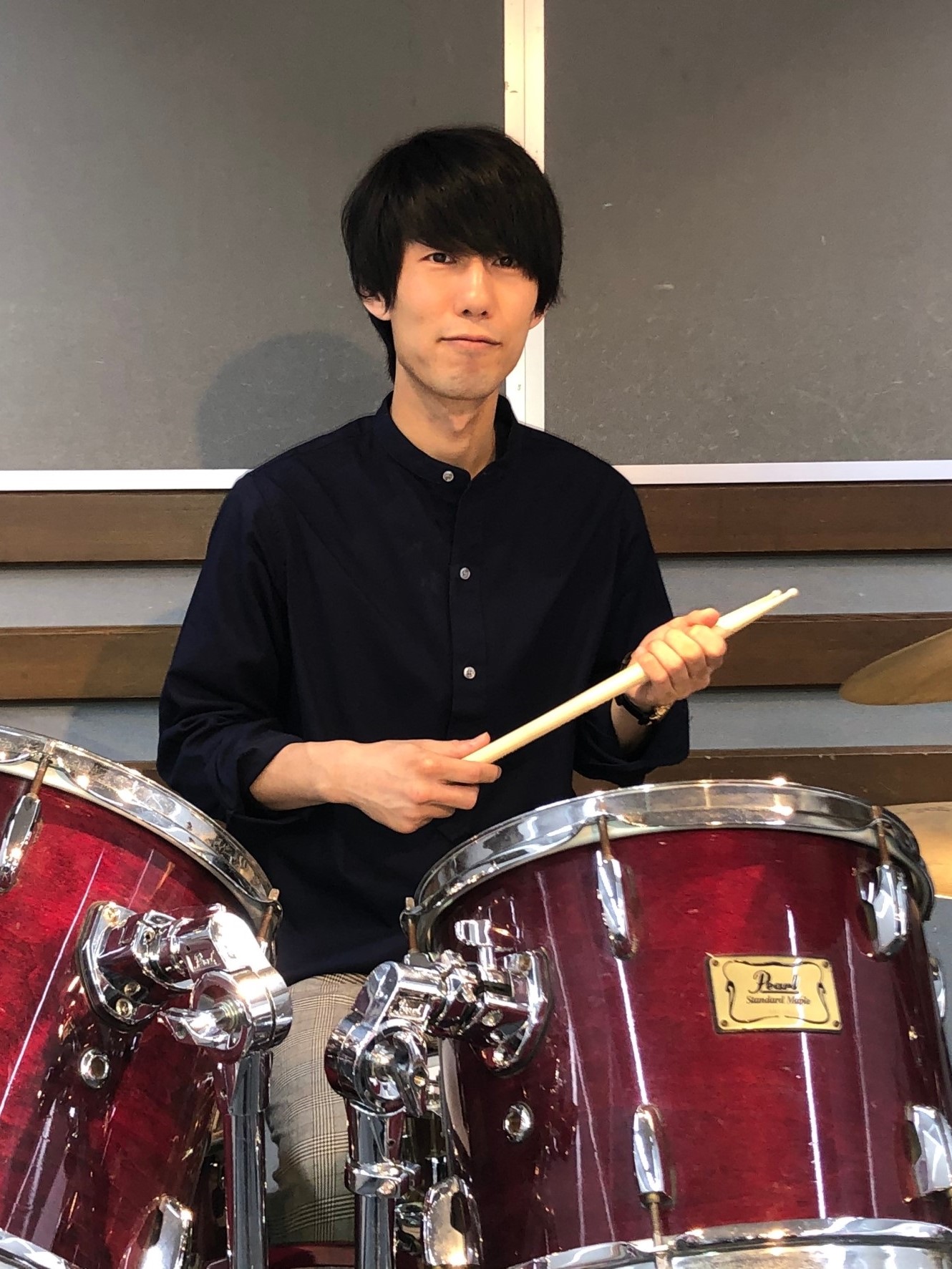 中川淳一（なかがわじゅんいち） 担当曜日:土曜日 ◆ドラムを始めたきっかけは何ですか？ 大学のサークル紹介でバンド演奏を見てドラムが特に楽しそうと思い始めました。 ◆ドラムの魅力を教えてください。 両手足を使って身体全体でリズムを叩く爽快感が感じられること。 ◆先生が好きな曲はなんですか？ 丸の内サ […]