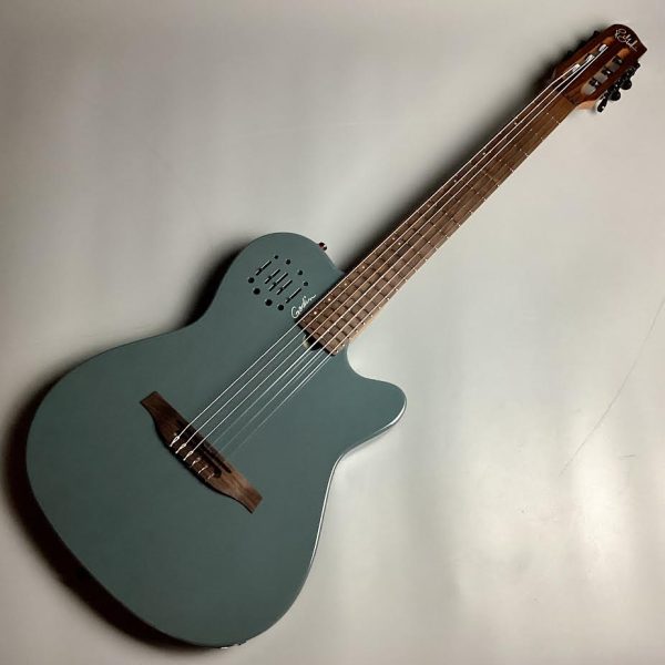 Godin Multiac Mundial Arctik Blue<br />
￥ 264,000 税込<br />
Godin Double Source Customプリアンプによりアンプを通しても生音感がしっかりと楽しめる一本です！落ち着いたトーンのブルーカラーのモデルです！