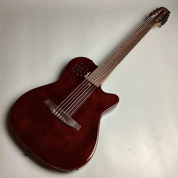 Godin Multiac Mundial Kanyon Burst<br />
￥ 264,000 税込<br />
Godin Double Source Customプリアンプによりアンプを通しても生音感がしっかりと楽しめる一本です！深みのあるクリムゾンバーストカラー！