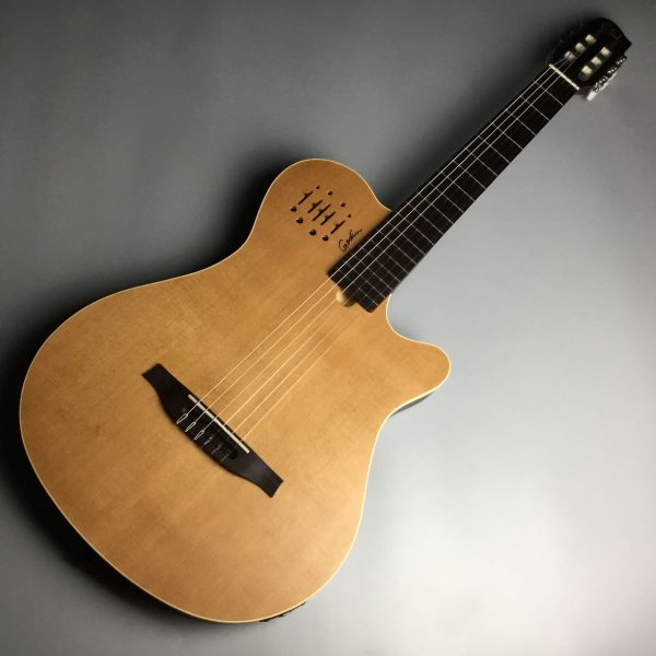 Godin Multiac Grand Concert Encore Natural SG<br />
￥ 308,000 税込<br />
12フレットジョイントによりナイロンギタープレイヤーが違和感なく演奏できる設計シンプルな操作性のGodin Double Source Customプリアンプを搭載したモデルです。