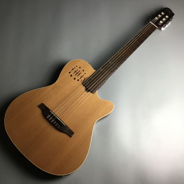 Godin Multiac Nylon Encore Natural SG<br />
￥ 308,000 税込<br />
Multiacシリーズのナット幅1.9″ (48.26 mm)ネック、薄いボディにシンプルな操作性のGodin Double Source Customプリアンプを搭載したモデルです。