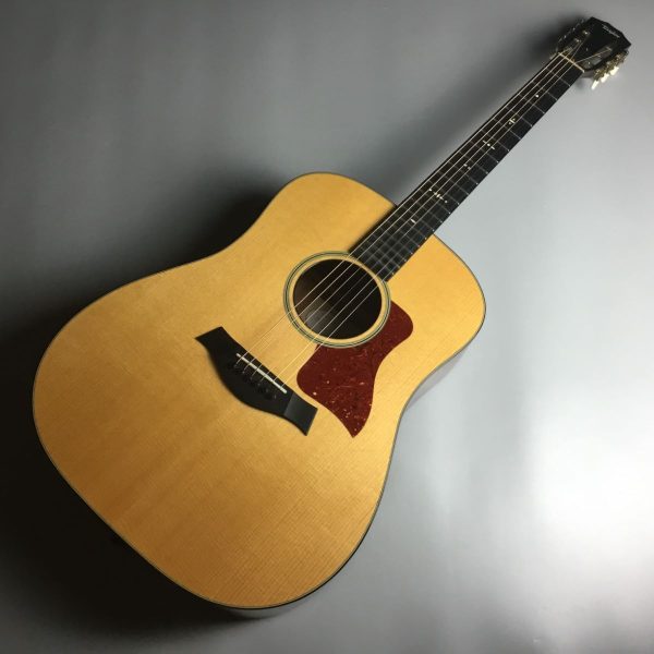 Taylor・中古510E<br />
￥248,000<br />
スロテッドヘッド、ドレッドノートボディ、ショートスケール採用の珍しいモデル！バックが極上の杢目個体です！