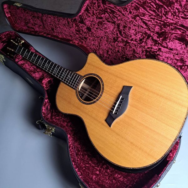 Taylor 【中古】914ce V-Class<br />
￥598,000<br />
スプルーストップにローズウッドサイドバックの黄金の組み合わせ！テイラーの最高峰モデル中古で奇跡の入荷！！