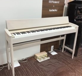 Roland KF-10　展示品アウトレット<br />
カラー：KS（シアーホワイト）<br />
<br />
通常価格￥407,000(税込)→展示品アウトレット特価￥396,000(税込)<br />
<br />
カリモク家具とRolandのコラボレーションモデル！<br />
木のぬくもりが感じられるインテリアピアノとしてもおすすめの1台！