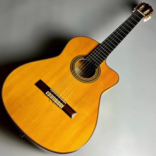 JuanHernandez・中古SAMBA Cutaway Spruce<br />
￥168,000（税込）<br />
珍しいエレフラメンコ！探していた方もいるのでは？？お手頃価格のスペイン製フラメンコです！