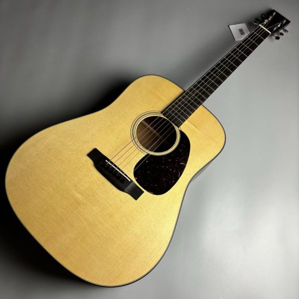 Martin D-18 Satin【2024年12月31日(火)まで据え置き価格！】<br />
<br />
通常販売価格￥429,000(税込)<br />
→特価価格￥359,000(税込)<br />
<br />
ボディサイドバック材にマホガニー単板を採用したD-18のサテン塗装モデル。グロス塗装に比べてよりオープンな鳴り感があり、ピッキングによる強弱がダイレクトに伝わるような演奏感が味わえます！
