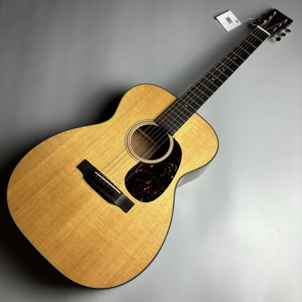 Martin 00-18【2024年12月31日(火)まで据え置き価格！】<br />
<br />
通常販売価格￥489,500(税込)<br />
→特価価格￥420,000(税込)<br />
<br />
ヴィンテージの仕様と現代の仕様をうまく融合させたモデル。000ボディよりも小ぶりなので、より繊細な鳴り感で、ピッキングニュアンスやフィンガーピッキングによる表現を重視されるプレイヤーの方には特にぴったりなモデルです。