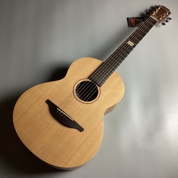 Sheeran by Lowden Equals Edition【傷あり特価】<br />
<br />
通常販売価格￥231,000(税込)<br />
→特価価格￥184,800(税込)<br />
<br />
エド・シーラン自身も使用しているローデンオリジナルサイズ”W”を採用した限定モデル『”=” Editon』。さりげなく施された指板インレイや、バタフライのレーザー刻印などエド・シーランファンにはたまらない一本です。