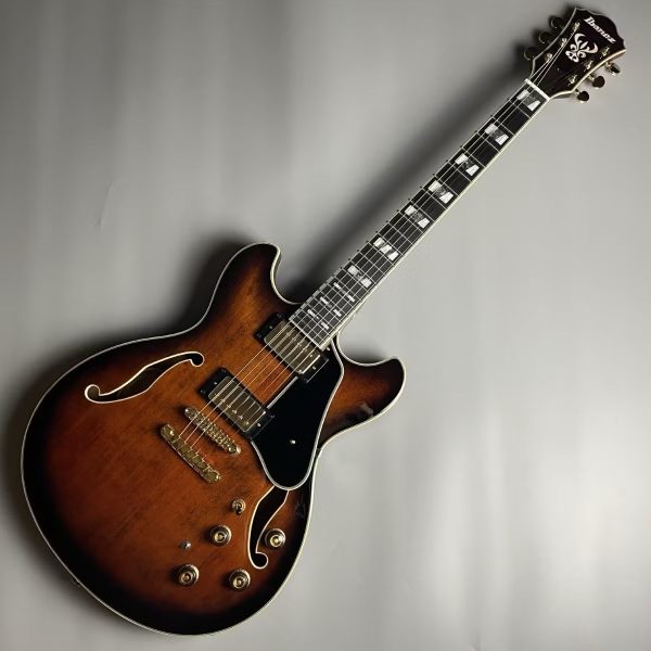 Ibanez AS113B-TBC【傷あり特価】<br />
<br />
通常販売価格￥152,700(税込)<br />
→特価価格￥145,000(税込)<br />
<br />
Ibanez×島村楽器のコラボレーションモデル。AS113をベースに「Tobacco Brown」カラーを採用、ピックガードも黒色に変更し、より渋みの増した仕様になっています。フロントピックアップをパラレル/シリーズ/シングルと配線変更可能。JAZZ好きは勿論、その他の音楽ジャンルにもしっかり対応する「初めてのセミアコ」に非常にオススメの1本。