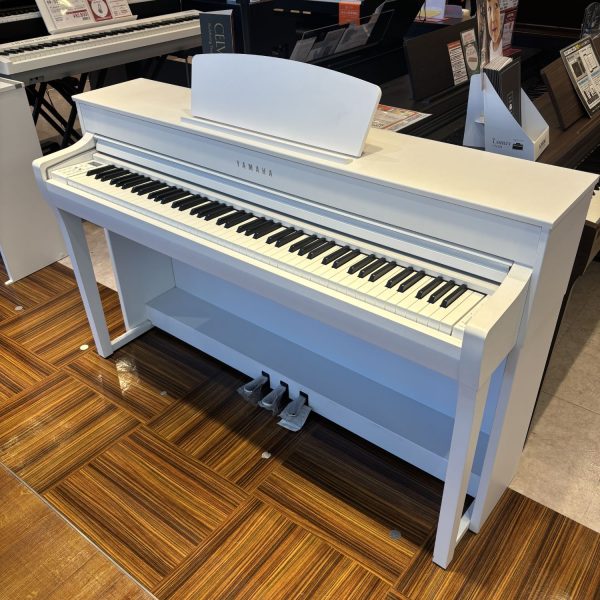 YAMAHA SCLP-7350 展示品アウトレット<br />
カラー：WH（ホワイト）<br />
<br />
通常価格￥176,000(税込)→展示品アウトレット特価￥154,800 (税込)<br />
<br />
「Clavinova（クラビノーバ）」の中で最もお求め安いCLP-735をもとに誕生した島村楽器オリジナルモデルSCLP-7350！