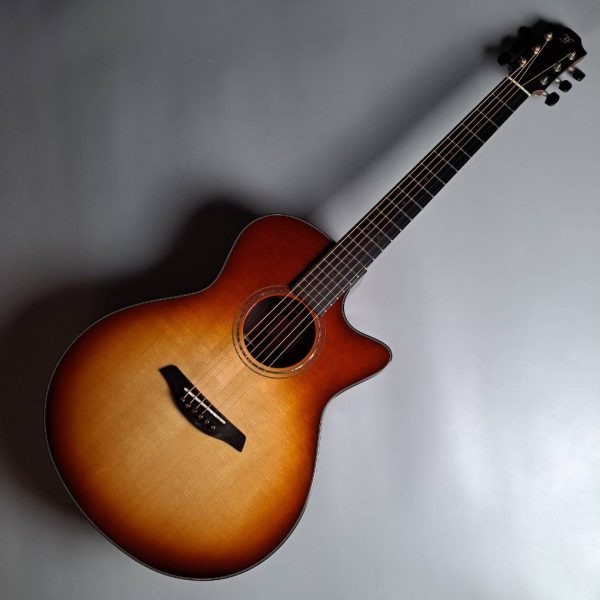 FURCH Yellow Gc-SR RedSunburst<br />
￥411,400（税込)<br />
フォルヒではかなり珍しい「RedSunburst」カラーの特別なYellow Gc-SR！