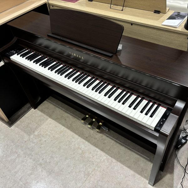 YAMAHA SCLP-7350 展示品アウトレット<br />
カラー：DA（ダークアルダー）<br />
<br />
通常価格￥176,000(税込)→展示品アウトレット特価￥154,800 (税込)<br />
<br />
「Clavinova（クラビノーバ）」の中で最もお求め安いCLP-735をもとに誕生した島村楽器オリジナルモデルSCLP-7350！