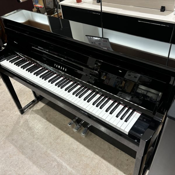 YAMAHA NU1X 展示品アウトレット<br />
カラー：黒鏡面仕上げ<br />
<br />
通常価格￥437,800(税込)→展示品アウトレット特価￥368,000 (税込)<br />
<br />
アコースティックのアップライトピアノと同様のアクション機構と木製鍵盤を、最新の音源や精巧なセンサー、音響技術と組み合わせることで、グランドピアノさながらの演奏感と、豊かな表現力を実現したモデル。リアルなタッチを求めるならコチラ！