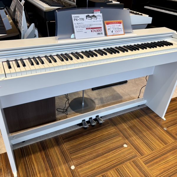 CASIO・PX-770<br />
￥74,800<br />
生産終了商品ですが、黒、茶、各色限定1台でお取り寄せできます！(白のみ展示品を納品)<br />
椅子（CB-5）+ヘッドフォン（ATH-AV200）プレゼント！エントリーモデルとしてどどうぞ！