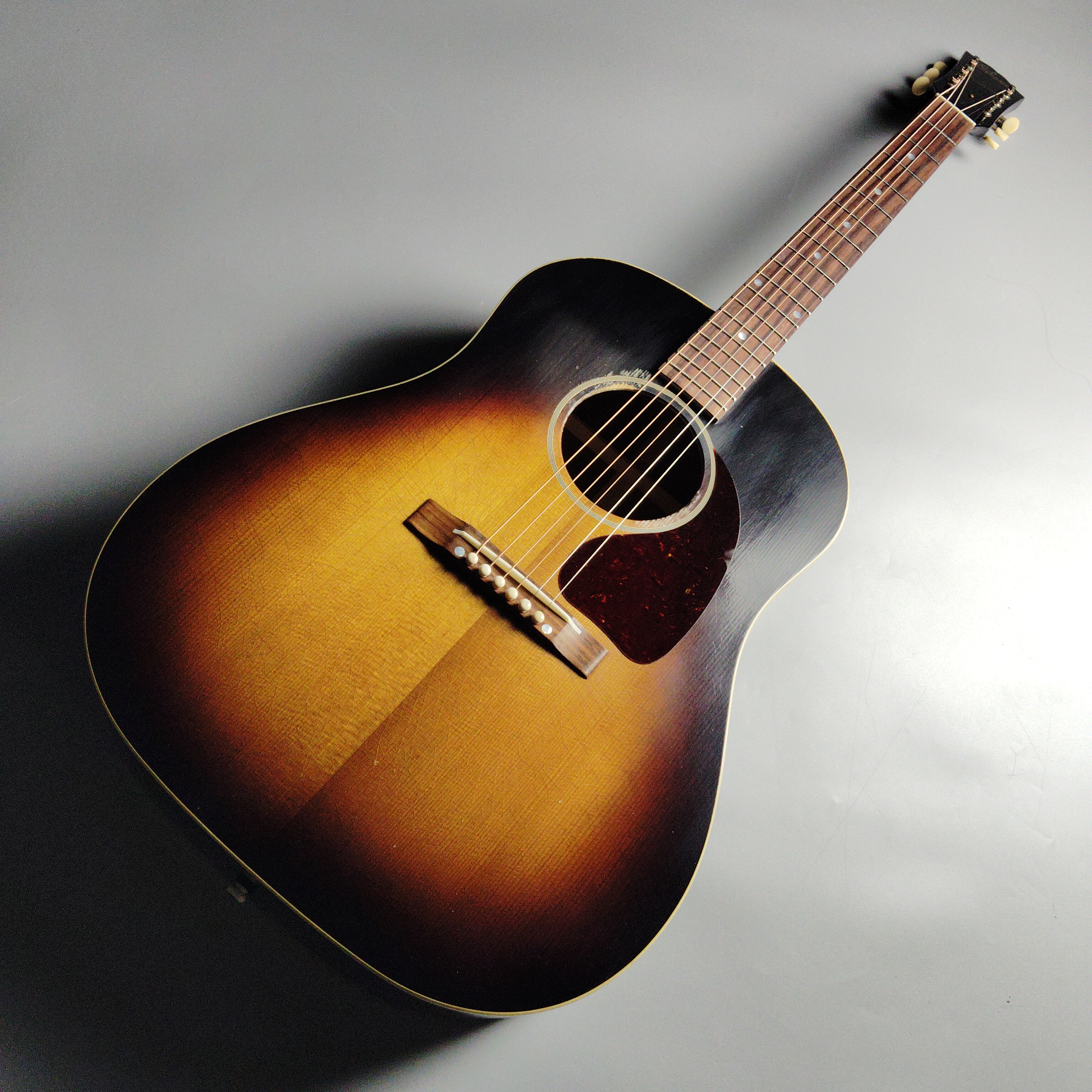 皆様こんにちは！名取店の渡辺（わたなべ）です！ 当店では、セレクトした選りすぐりのGibsonアコースティックギターを展示しております。定番品はもちろん、島村楽器オーダーの限定モデルも展示しています。この機会に憧れのGibsonを見て・触れて・弾いて体感してください！ 是非皆さまのご来店をお待ちして […]