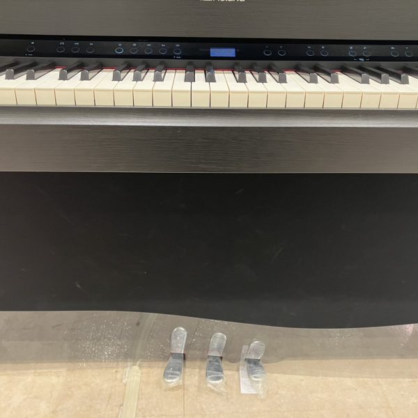 更にLX6GP・LX9GPの足元にはスピーカーがあります。<br />
低音を演奏する際に絶大な効果を感じられます。上達して左手で低音を用いた伴奏弾いたときに「この電子ピアノにしてよかった・・」と思うはずです！