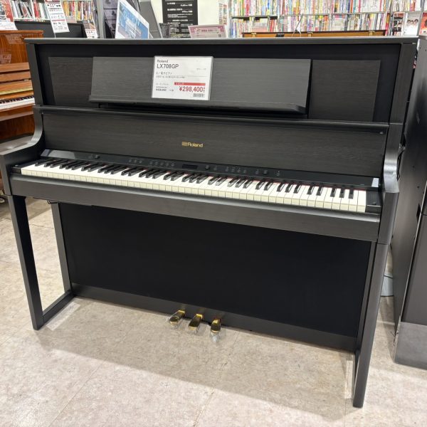 Roland・LX708GP KR<br />
通常税込販売価格￥438,900→展示品アウトレット価格￥298,400<br />
現在は生産完了品の旧LXシリーズのフラッグシップ・モデル！音、響き、鍵盤タッチ、全てにおいて最高峰のデジタルピアノです！<br />
※画像はイメージです。