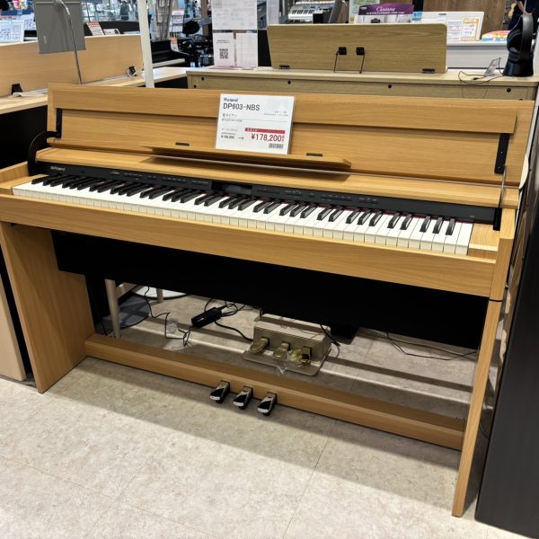 Roland・DP603-NBS<br />
通常税込販売価格￥198,000→展示品アウトレット価格￥178,200<br />
コンパクトでスタイリッシュなデザインの電子ピアノ！置く場所にも困りません！<br />
※画像はイメージです。