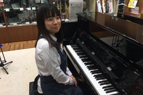 井上(いのうえ)<br />
<br />
ピアノ上級アドバイザーの井上です。ピアノの違いは何だろう？どれを選んだらいいのだろう？そんな時は是非井上にお声かけください。楽しくピアノを選べるようお手伝いいたします。ヤマハの幼児科卒業したり、吹奏楽部ではホルンを吹いていた、そんなどこにでもいそうな親しみやすいのではないかと思われるスタッフです。皆様のお話しを是非聴かせてください。