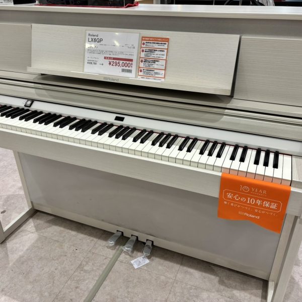 Roland・LX6GP SR<br />
通常税込販売価格￥326,700→展示品アウトレット価格￥295,000<br />
研ぎ澄まされた演奏性と最高クラスの鍵盤を上品なフォルムに凝縮した実力派モデル！<br />
