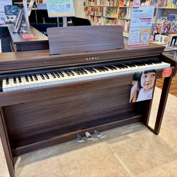 KAWAI・CN201 MW<br />
通常税込販売価格￥132,000→展示品アウトレット価格￥118,800<br />
エントリーモデルながら非常に高いスペック！