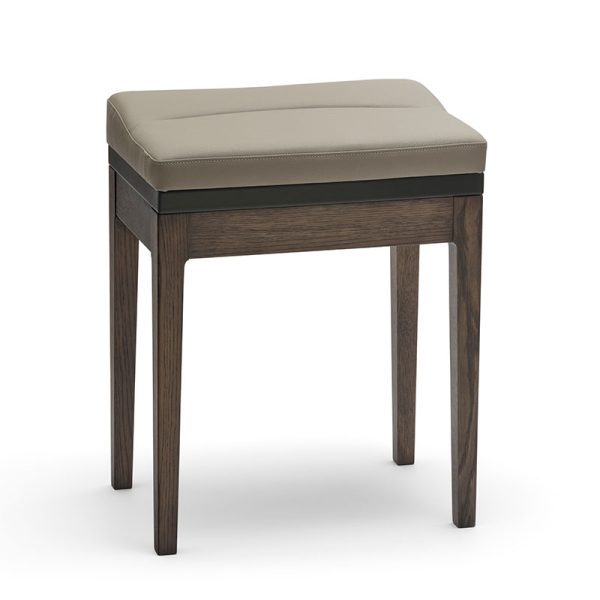 専用のスペーサーを取り付けたピアノ椅子