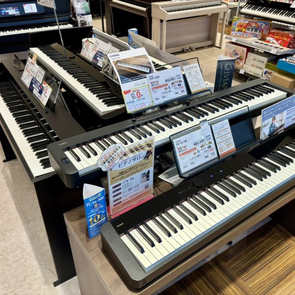 コンパクトな卓上ピアノも多数展示!