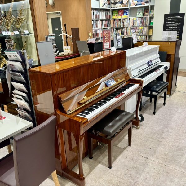 アップライトピアノもあります!電子ピアノと比べてみるのもいいですよね!