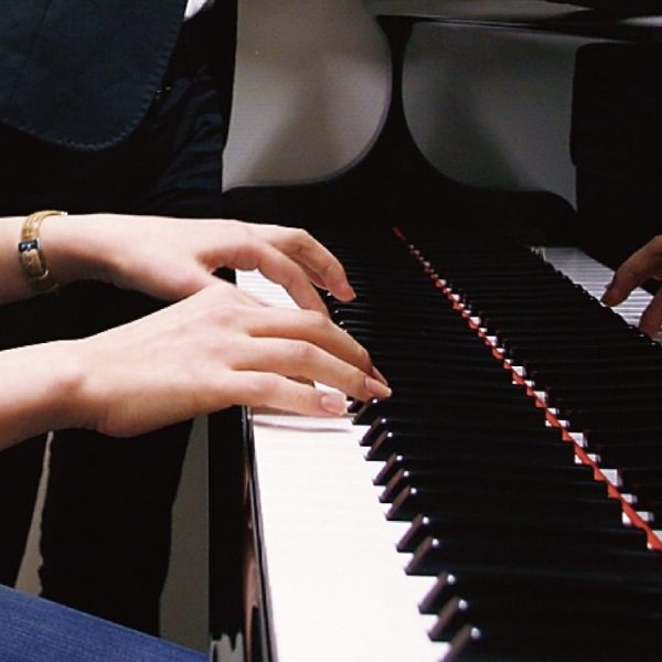 一人で取り組むと、偏りがでてしまったりひとつのアイデアにとどまってしまったりしませんか？<br />
この座談会をきっかけに新しい視点やアイデアを吸収していただいたり、またおすすめの方法がありましたら共有していきましょう♪<br />
さらにピアノの時間が充実して楽しくなること間違いなしです！