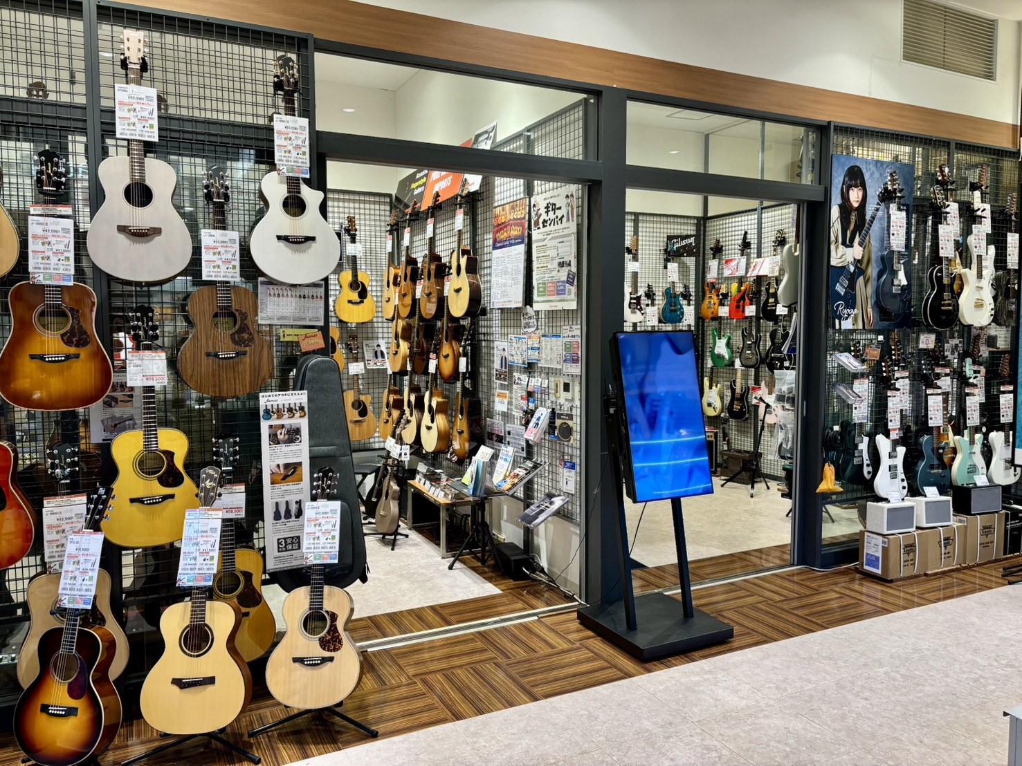 "お客様にとって最適な楽器"を選ぶお手伝いを致します。 お客様一人ひとりに合った楽器を選ぶお手伝いをしたい。日本最大の楽器小売店である島村楽器は、いつもそんな想いで楽器を販売しています。名取店ではアコースティックギターからエレキギター・エレキベースまで、それぞれあらゆるメーカーを豊富に取り揃えており […]