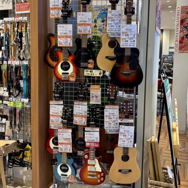 お店の入り口には小さいお子様に人気のミニギターコーナーも！プレゼントにもおすすめです！