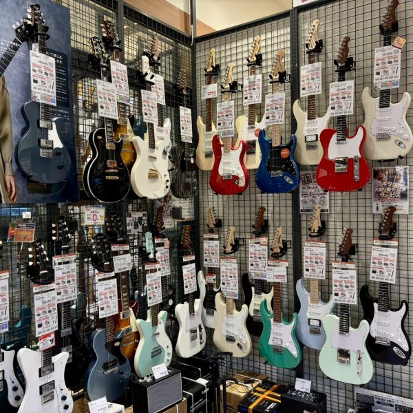 エレキコーナーの入り口には入門者にお勧めのエレキギターが！