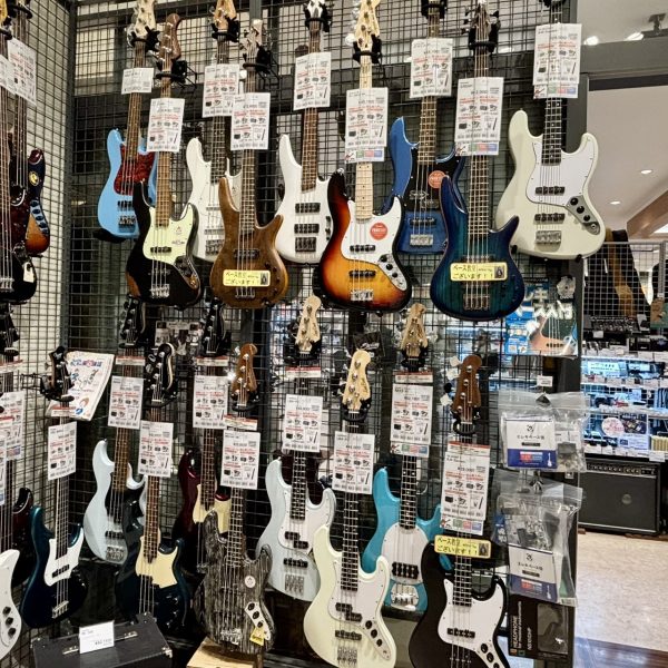 エレキベースコーナーは人気の機種を厳選して展示！