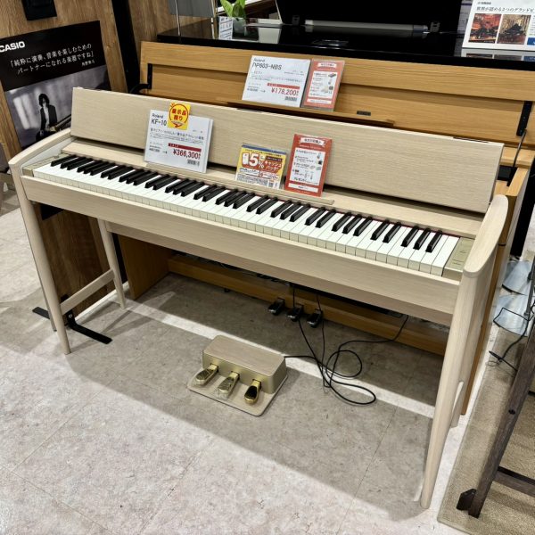 Roland・KF-10 KS<br />
通常税込販売価格￥407,000→展示品アウトレット価格￥366,300<br />
ローランドの電子ピアノと、国内最大手家具メーカー、カリモクが得意とする「天然木の自然な風合いが心地良い家具キャビネット」との異業種コラボレーションにより実現したKF-10シリーズ！