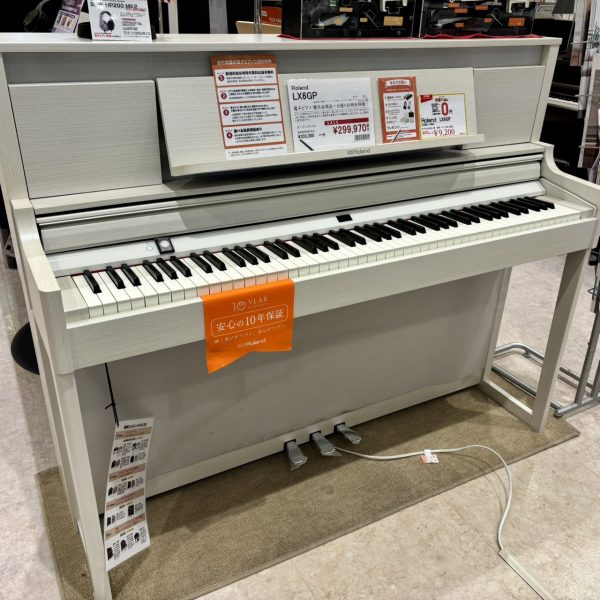 Roland・LX6GP SR<br />
通常税込販売価格￥333,300→アウトレット価格￥299,970<br />
研ぎ澄まされた演奏性と最高クラスの鍵盤を上品なフォルムに凝縮した実力派モデル！