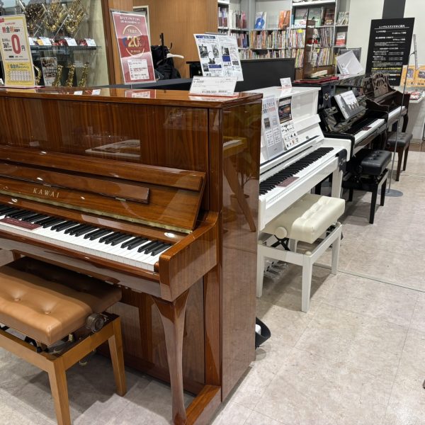 アップライトピアノもあります！電子ピアノと比べてみるのもいいですよね！