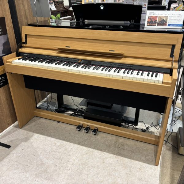 Roland・DP603 NBS<br />
通常税込販売価格￥198,000→展示品アウトレット価格￥178,200<br />
洗練されたスタイリッシュなデザインにピアノとしての高性能を詰め込んだ1台！設置スペースに悩んでいる方はこれ！