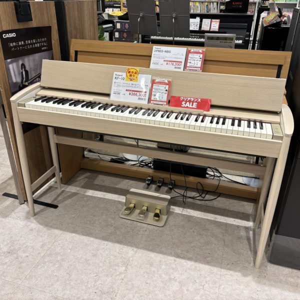 Roland・KF-10 KS<br />
通常税込販売価格￥407,000→展示品アウトレット価格￥366,300<br />
ローランドの電子ピアノと、国内最大手家具メーカー、カリモクが得意とする「天然木の自然な風合いが心地良い家具キャビネット」との異業種コラボレーションにより実現したKF-10シリーズ！