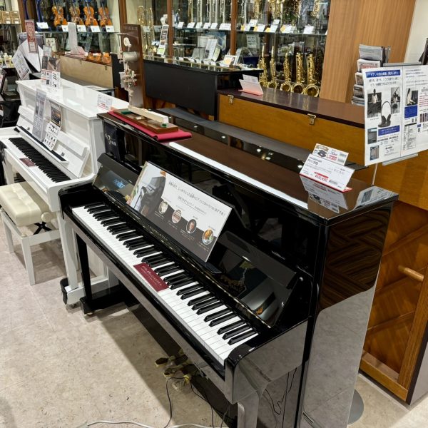 アップライトピアノもあります！電子ピアノと比べてみるのもいいですよね！