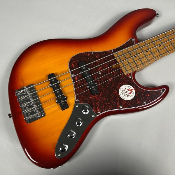 Bacchus・WJB5-1DX-AC RSM/M<br />
通常価格\61,600→\44,000（税込）でご案内中！<br />
ナット幅も46mmと5弦ベースでは優しい幅のため、運指も比較的やりやすい特徴を持っています。<br />
「5弦ベースに挑戦してみたいなあ」という方にとって非常にオススメの一本です！