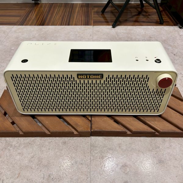 HOTONE・Pulze<br />
通常価格\61,050→\48,840でご案内中！<br />
<br />
ギターを演奏する用途だけでなく、皆様の生活に寄り添った最高音質の設計が、演奏だけでなく「音を聞く」娯楽活動全体を何倍も楽しくさせてくれるアンプです！現在長期在庫品の為一台限りの大特価品！