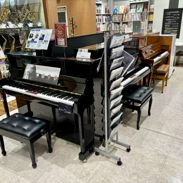 アップライトピアノもあります！電子ピアノと比べてみるのもいいですよね！