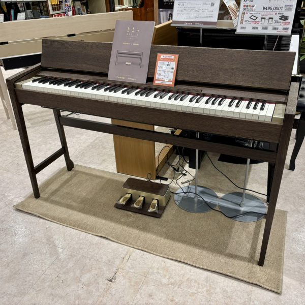 【NEW】KF-25 /カラー：KSO（スモークドオーク色）<br />
<br />
￥495,000（税込）<br />
<br />
ローランドの電子ピアノと、国内最大手家具メーカー、カリモクが得意とする「天然木の自然な風合いが心地良い家具キャビネット」との異業種コラボレーションにより実現した人気の「きよら」に島村楽器限定モデルが登場！洗練されたデザインとサウンドをご体感ください。