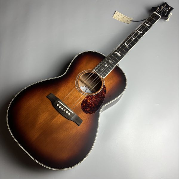 【在庫入替特価】SE Parlor TS アコースティックギター／タバコサンバースト<br />
通常税込販売価格￥90,024→アウトレット税込み価格￥67,500<br />
甘い、ミッドレンジのトーン、ヴィンテージな雰囲気、持ち運びに便利な伝統的なパーラーボディ<br />
気楽にお家で演奏を楽しむシチュエーションにもいいですね！