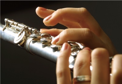 ◆フルートを始めたきっかけは何ですか？ 中学生の頃、吹奏楽部でフルートの音色に魅力を感じたことがきっかけです。繊細で透明感のある響きに心を惹かれ、もっと深く学びたいと思い始めました。 ◆フルートの魅力を教えてください。 柔らかく温かい音色から華やかで明るい響きまで、幅広い表現ができるところが魅力です [&hellip;]