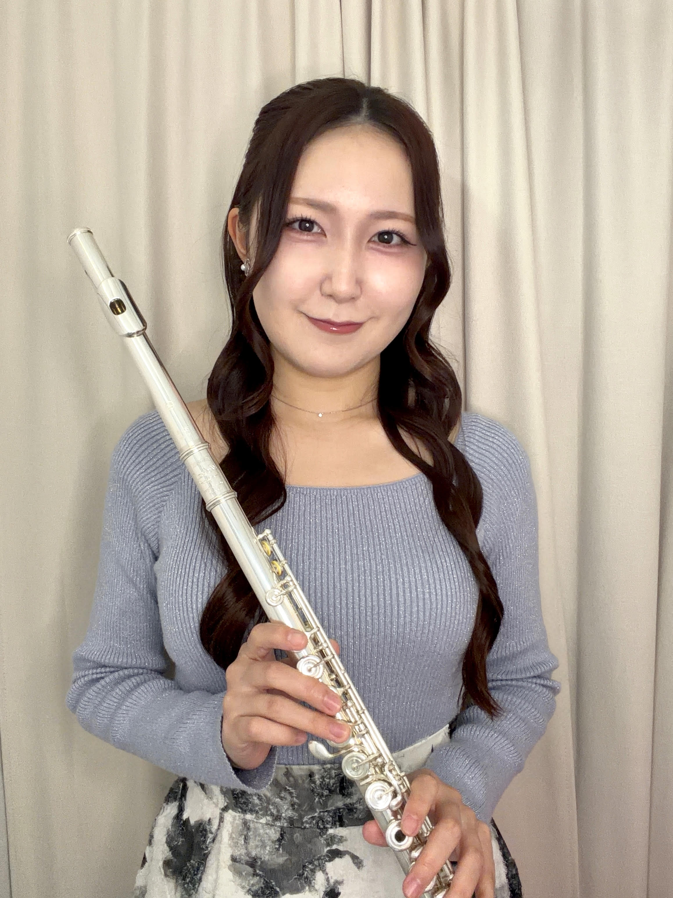 ◆フルートを始めたきっかけは何ですか？ 中学生の頃、吹奏楽部でフルートの音色に魅力を感じたことがきっかけです。繊細で透明感のある響きに心を惹かれ、もっと深く学びたいと思い始めました。 ◆フルートの魅力を教えてください。 柔らかく温かい音色から華やかで明るい響きまで、幅広い表現ができるところが魅力です [&hellip;]