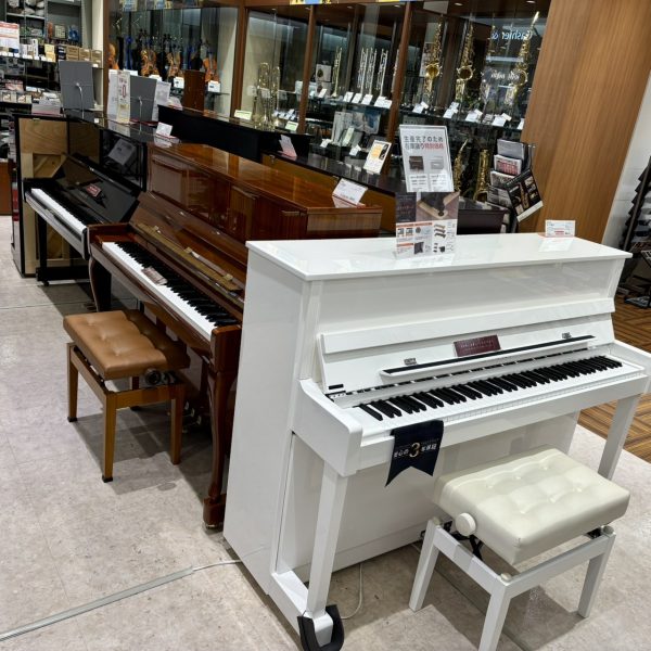 アップライトピアノもあります！電子ピアノと比べてみるのもいいですよね！